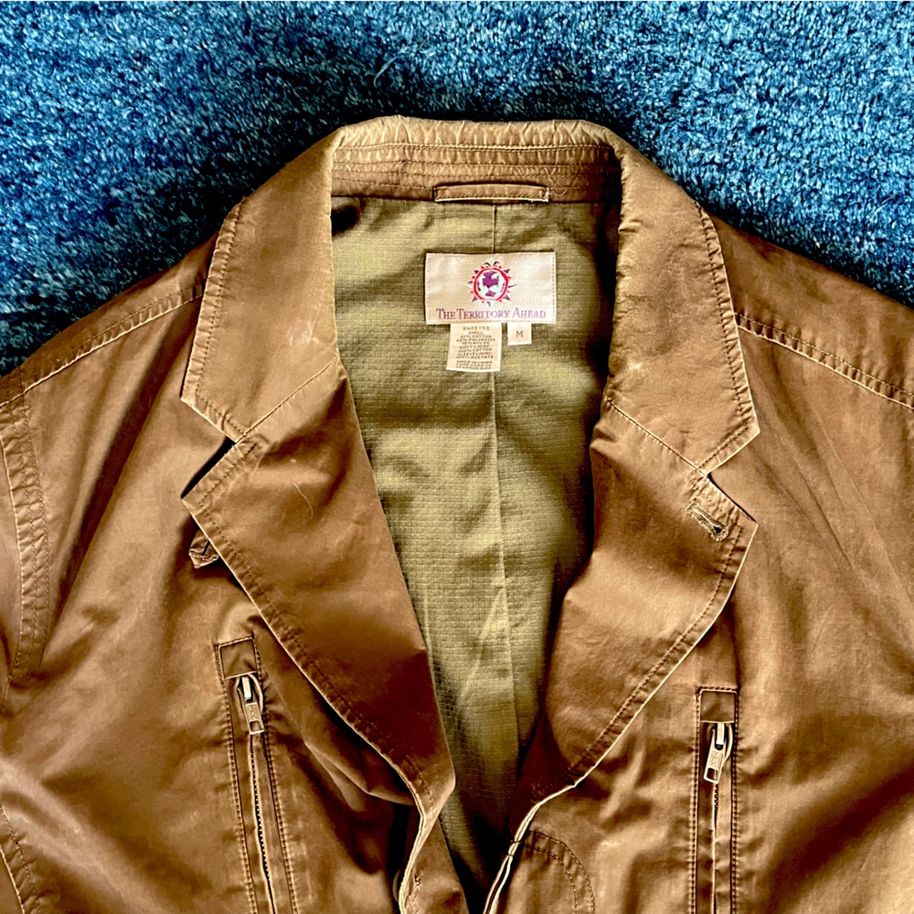 Lightweight jacket. Color is army green. It’s a man’s medium.